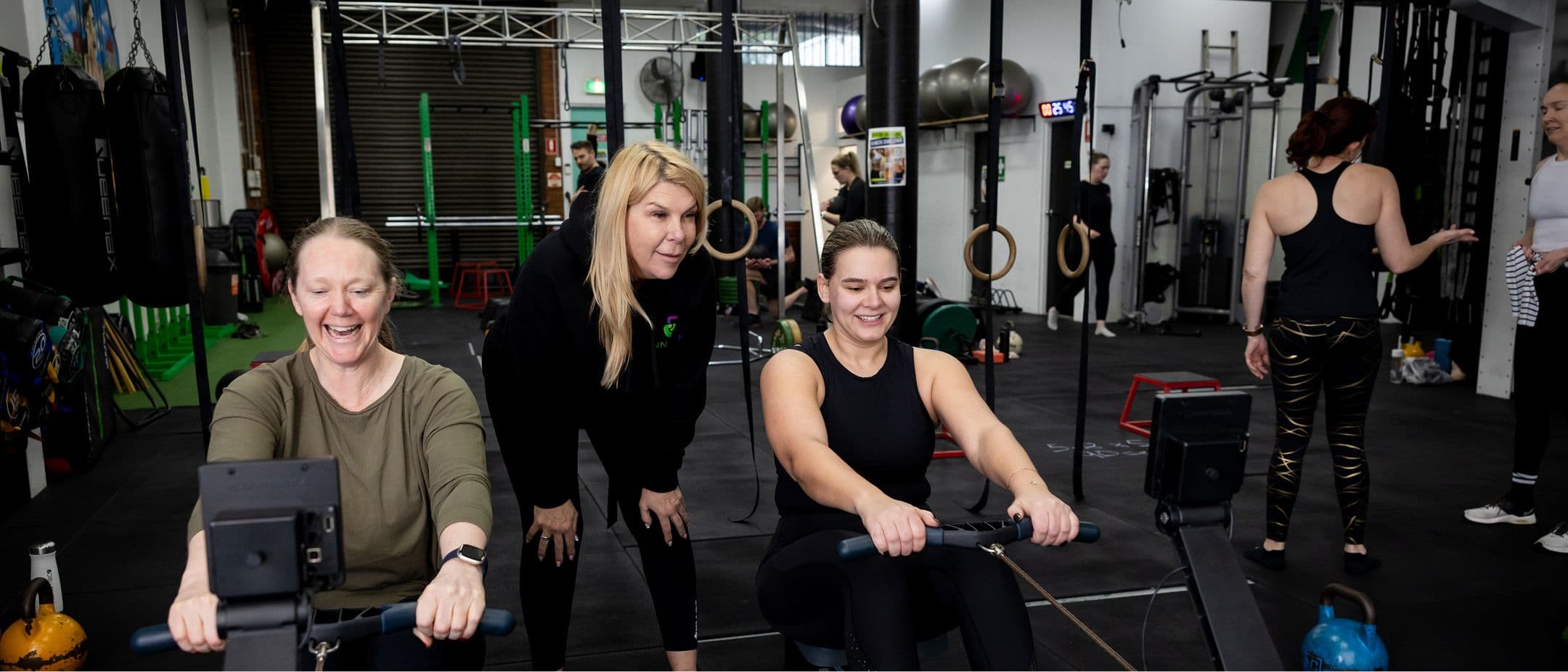 Simone is training a woman in the GYM